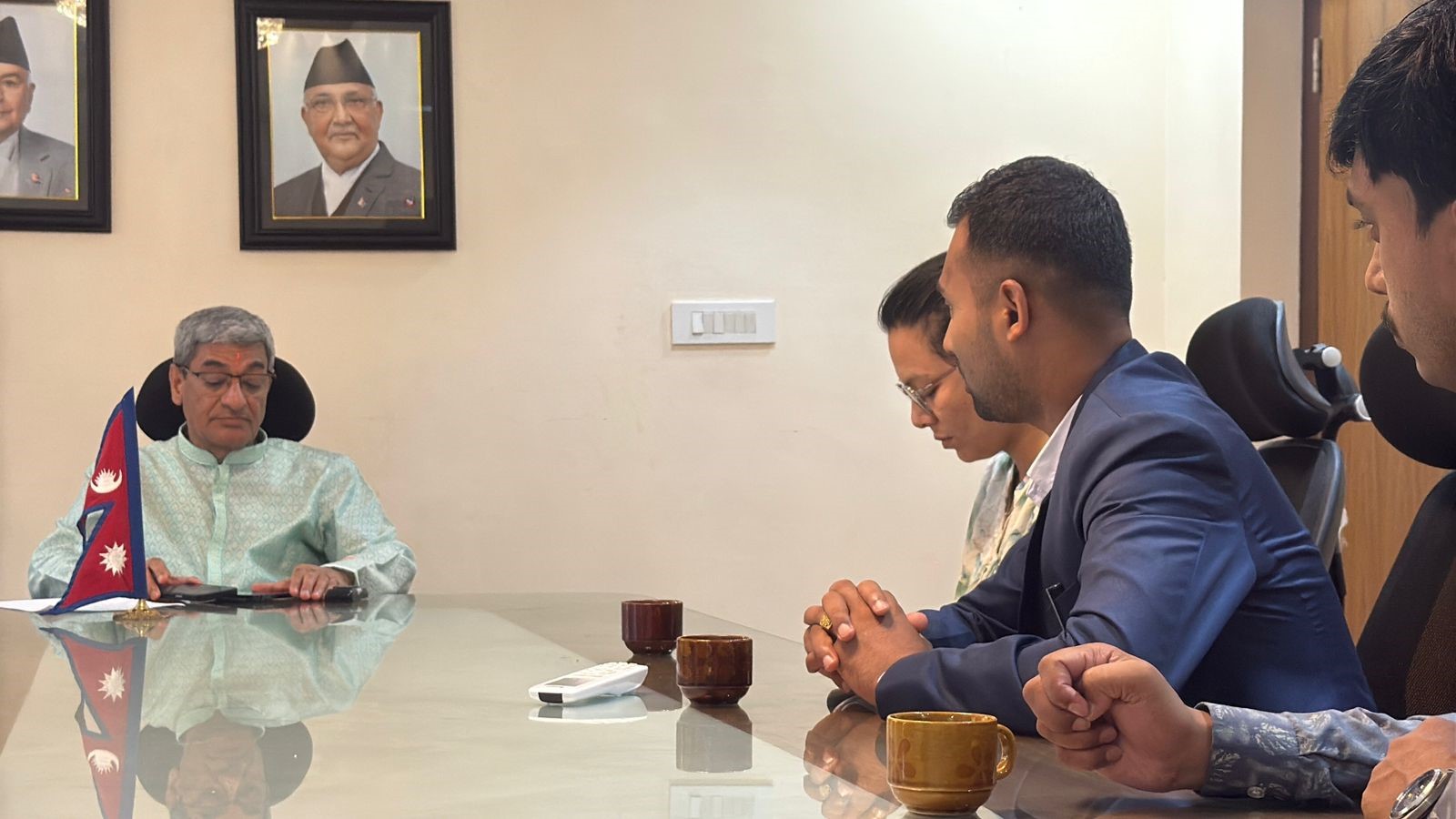 ‘अलबिदा’ लेख्ने डाक्टरले भेटे  गृहमन्त्री, लेखकलाई सुनाए आफ्ना समस्या